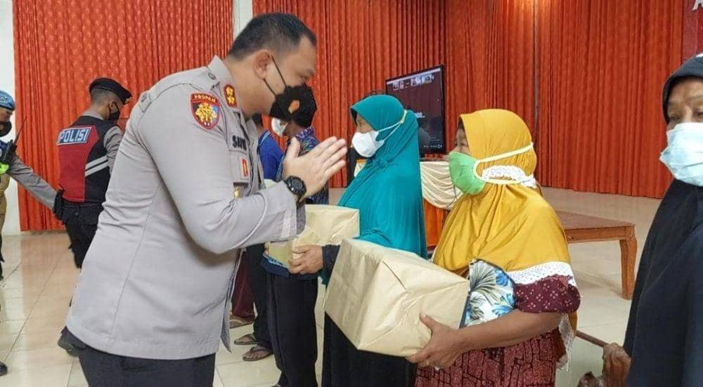 Polres Tanggamus bersama tenaga kesehatan (nakes) Dinkes dibantu para relawan melaksanakan vaksinasi massal, Senin (21/3/2022). (Dok. Polres Tanggamus).