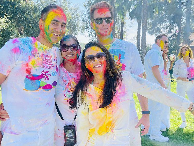 9 Potret Preity Zinta Rayakan Holi Perdana Sebagai Seorang Ibu