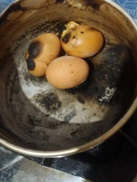 potret orang merebus makanan (instagram.com/humoor.id)