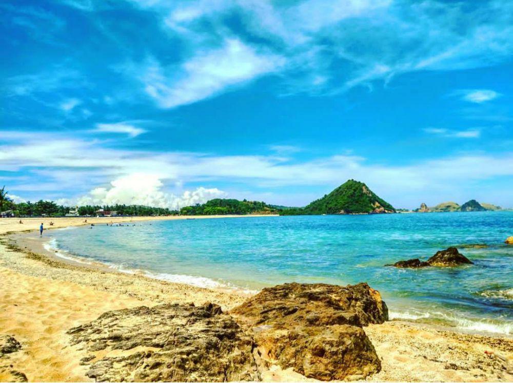 10 Potret Indah Pantai Kuta Mandalika, Destinasi Populer di Lombok