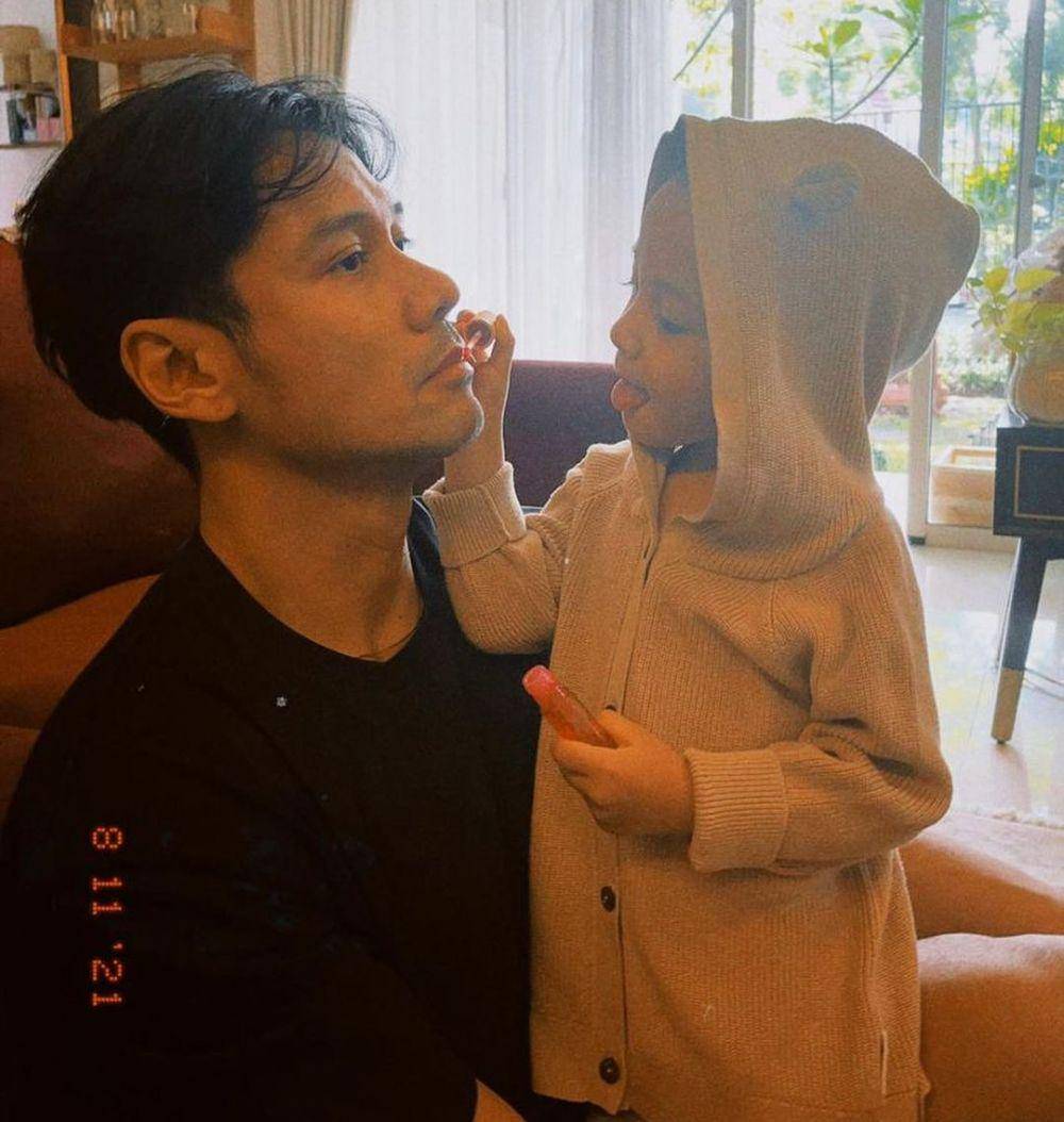 Chicco Jerikho dan buah hati (instagram.com/chicco.jerikho)