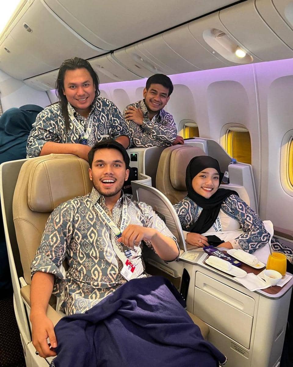 potret Thariq-Fuji pergi umroh bareng para artis (instagram.com/thariqhalilintar)