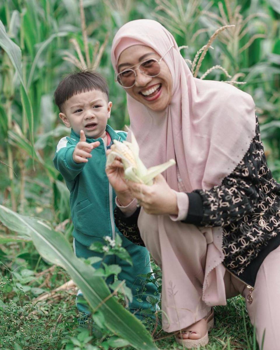 potret Air Rumi dan nenek (instagram.com/airrumiakbar1453)