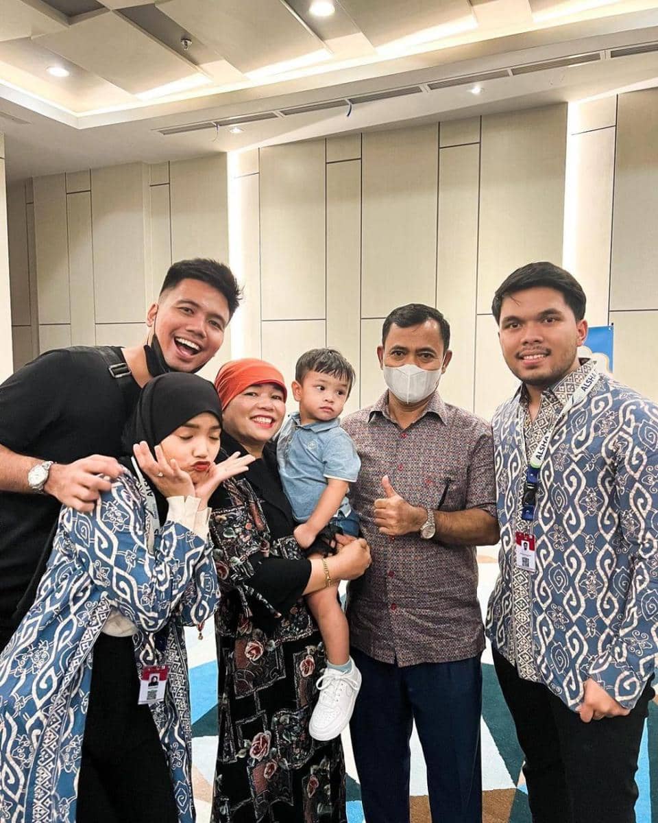 potret Thariq-Fuji pergi umroh bareng para artis (instagram.com/fransfaisal_)