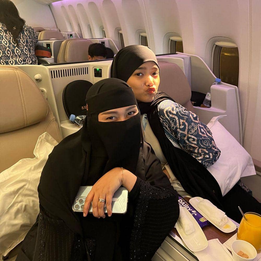 potret Thariq-Fuji pergi umroh bareng para artis (instagram.com/putrasiregarr17)