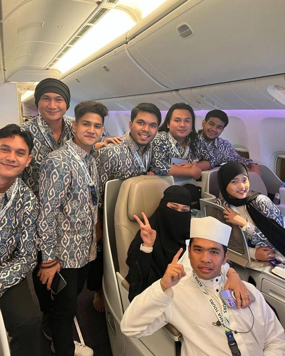 potret Thariq-Fuji pergi umroh bareng para artis (instagram.com/thariqhalilintar)