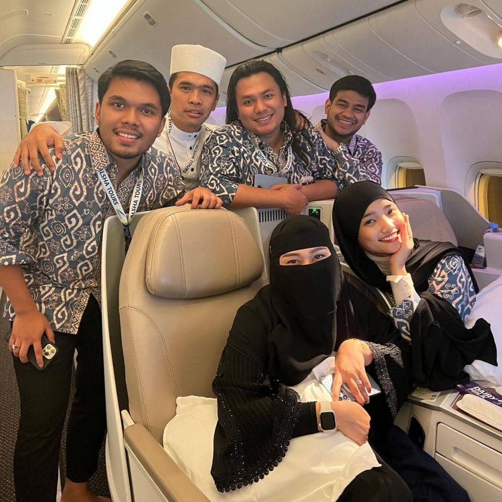 potret Thariq-Fuji pergi umroh bareng para artis (instagram.com/putrasiregarr17)