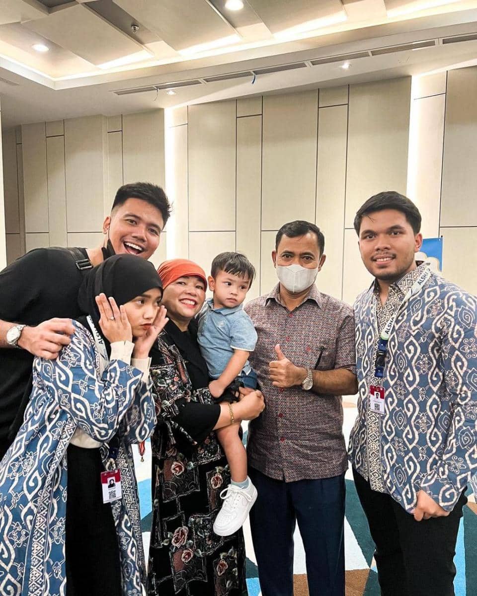 potret Thariq-Fuji pergi umroh bareng para artis (instagram.com/fransfaisal_)