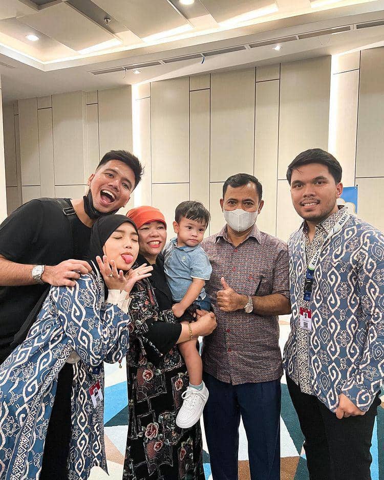 potret Thariq-Fuji pergi umroh bareng para artis (instagram.com/fransfaisal_)