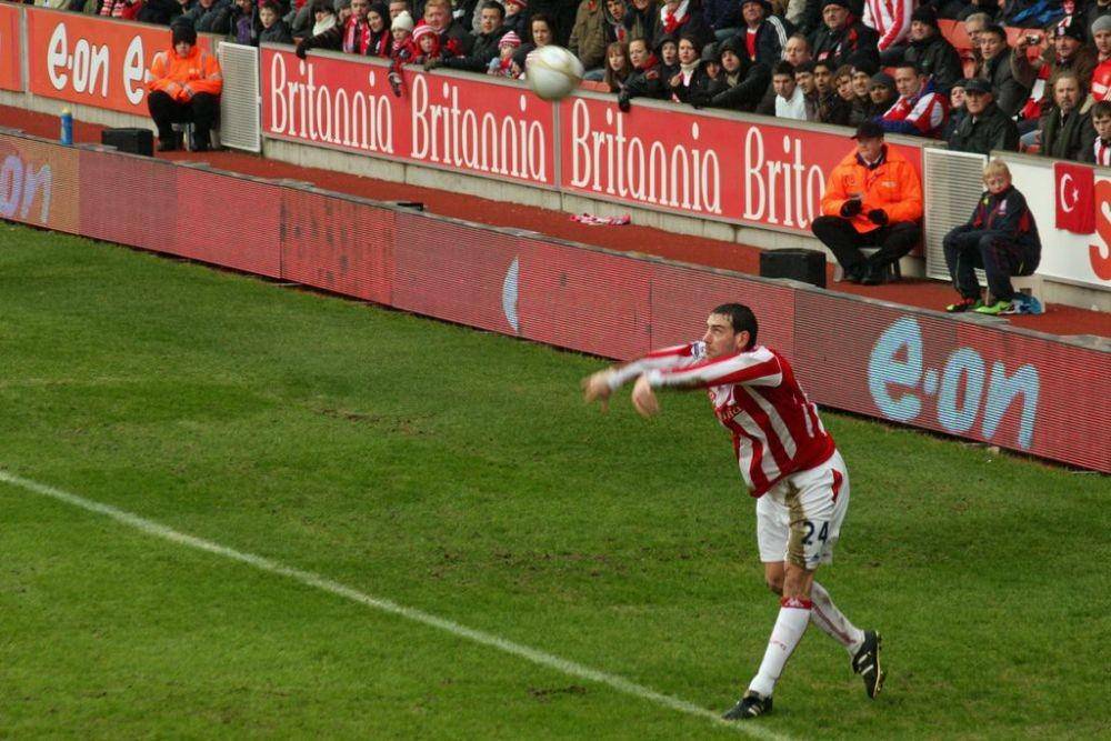 seorang pesepakbola melakukan throw in (thefalse9.com)
