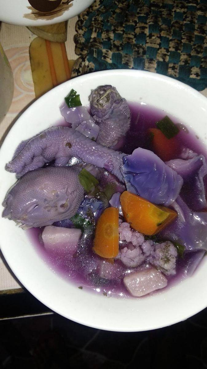potret orang merebus makanan (twitter.com/denni_aji)