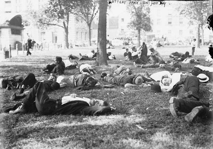 Para warga berkumpul di taman saat gelombang panas terjadi tahun 1910. (commons.wikimedia.org/Library of Congress)
