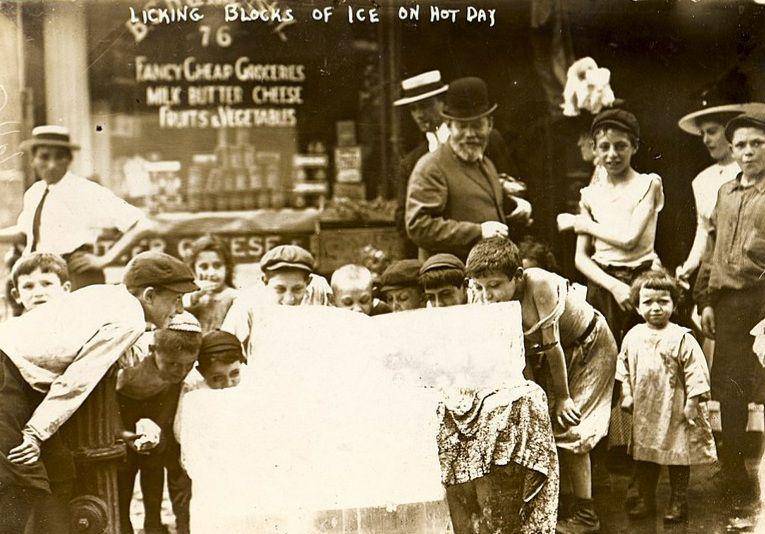 Anak-anak menjilati balok es saat gelombang panas 1912. (commons.wikimedia.org/George Grantham Bain Collection)