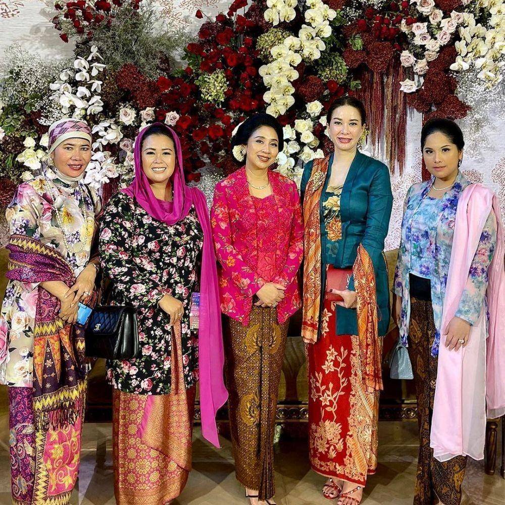 style kebaya Anita Tanjung (instagram.com/annisayudhoyono)