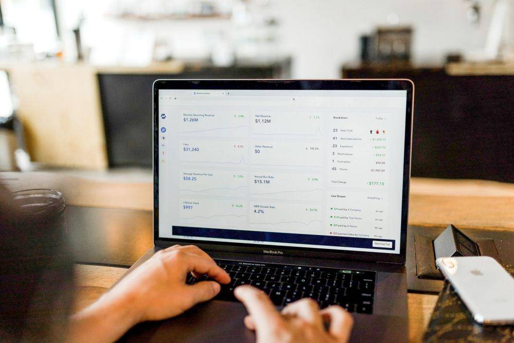 Ilustrasi Membandingkan Harga (unsplash.com/Austin Distel)