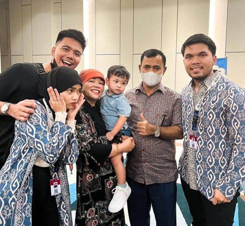 10 Potret Thariq Halilintar dan Fuji Berangkat Umrah Bareng Para Artis