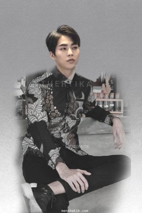 Editan Xiumin EXO pakai batik (Twitter.com/parkyurii_)