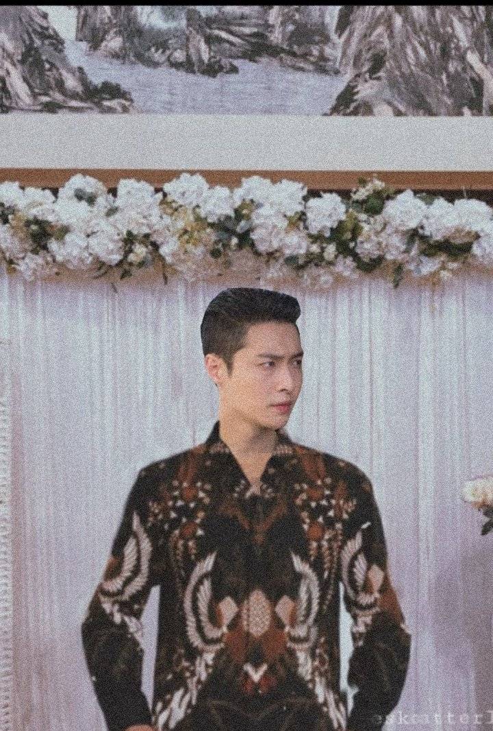 Editan Lay EXO pakai batik (Twitter.com/sweetyhunn_)