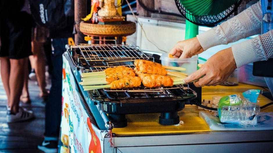 Ilustrasi memanggang sate (pexels.com/id-id/@streetwindy)