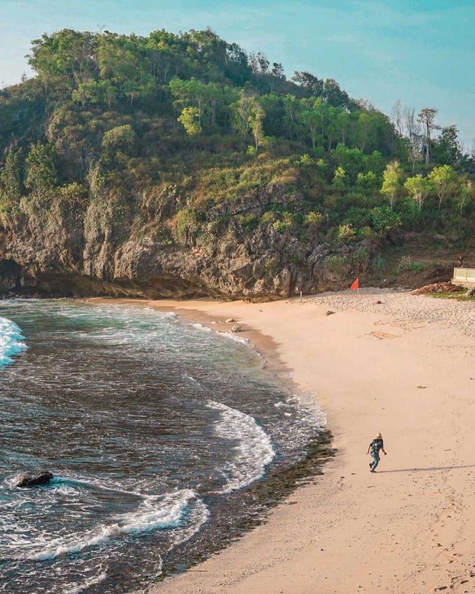 10 Potret Pantai Srau, Surga Tersembunyi di Kota Pacitan