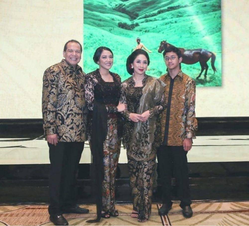 Kebaya Putri Tanjung dan Anita Tanjung (instagram.com/anita_chairultanjung)