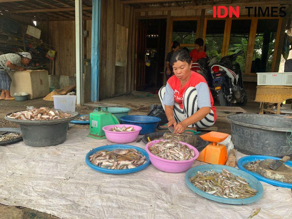 Mengais Rezeki dari Seluang, Ikan Musiman Khas Sumsel Saat Air Pasang