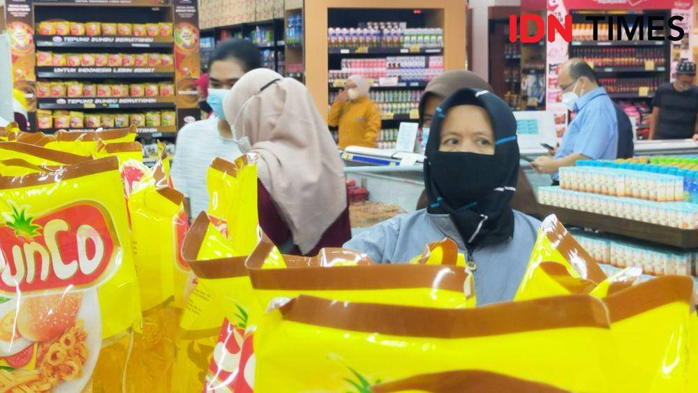 Ilustrasi pembeli minyak goreng (IDN Times / Yudi Rohmansyah)