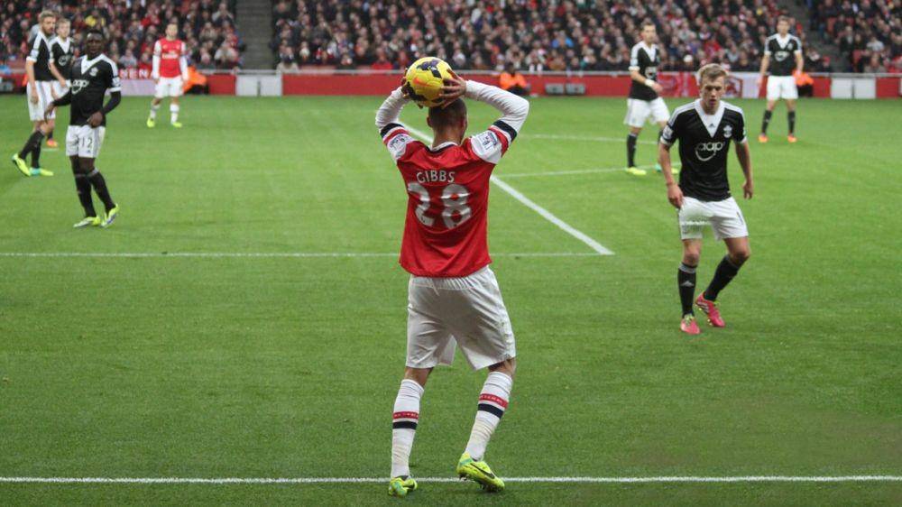Kieran Gibbs bersiap melakukan throw in (flickr.com/ Ronnie Macdonald)