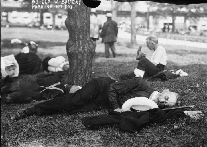 Seorang pria tertidur di taman akibat gelombang panas ekstrem tahun 1910. (commons.wikimedia.org/Library of Congress)