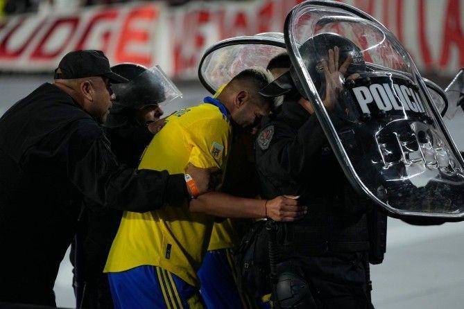 Insiden pelemparan mercon di laga River Plate kontra Boca Juniors / The Sun