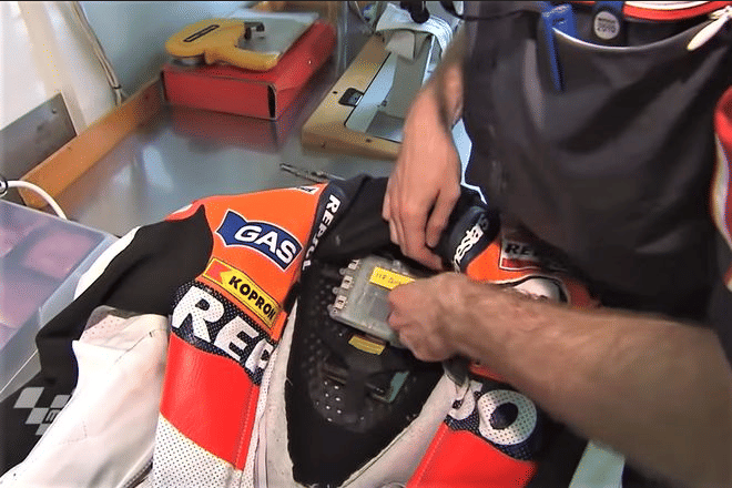 Perlengkapan elektronik di punuk wearpack (MotoGP.com)