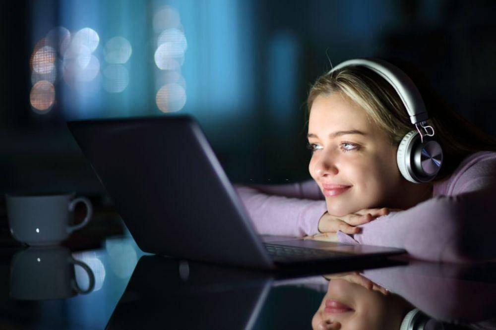 ilustrasi menonton film di laptop. (Pexels.com/Antonio Guillem)