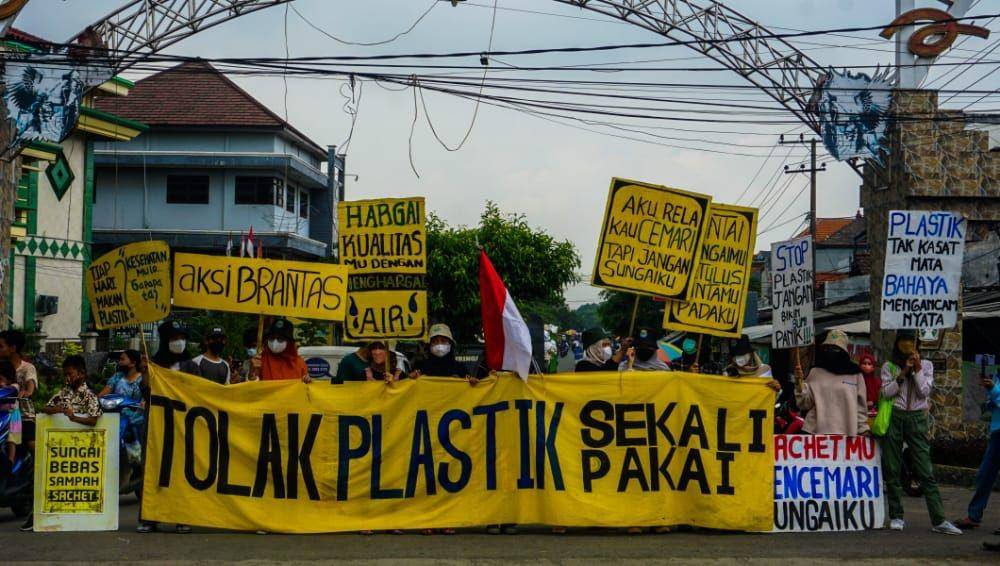 Aksi damai Hari Air 2022. Dok. Ecoton.