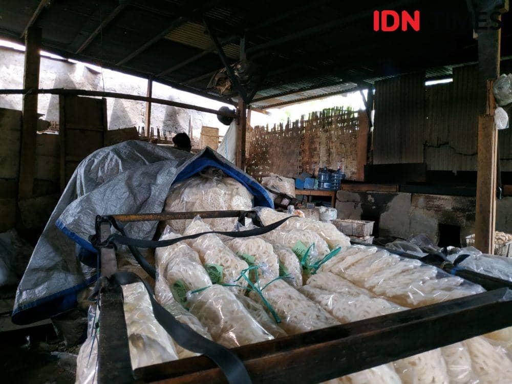 Pedagang kerupuk di Medokan Semampir Surabaya saat memproduksi kerupuknya, Selasa (22/3/2022). (IDN Times/Khusnul Hasana)