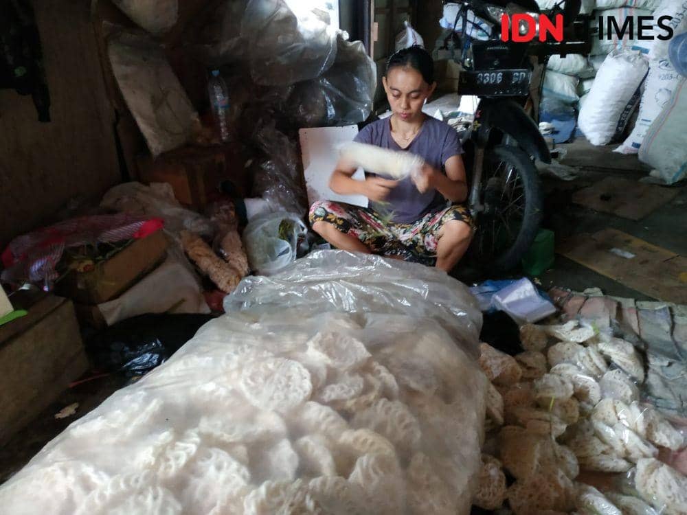 Pedagang kerupuk di Medokan Semampir Surabaya saat memproduksi kerupuknya, Selasa (22/3/2022). (IDN Times/Khusnul Hasana)