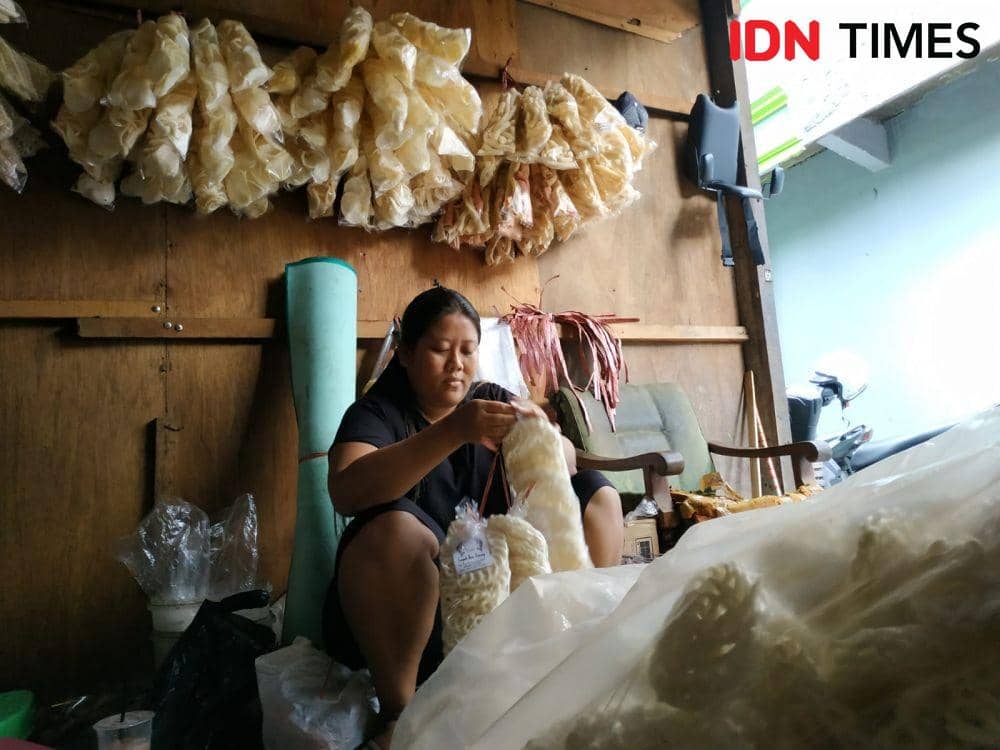 Pedagang kerupuk di Medokan Semampir Surabaya saat memproduksi kerupuknya, Selasa (22/3/2022). (IDN Times/Khusnul Hasana)