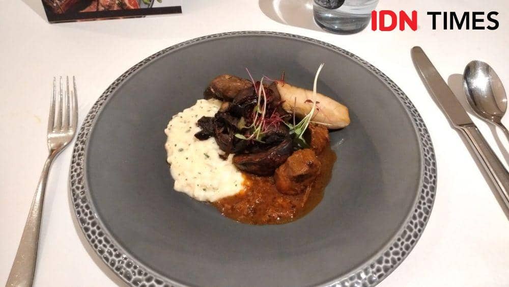 Salah satu menu steak Intimate Dinner Chef Take Over di Pasola, Ritz Carlton, Jakarta Selatan (IDN Times/Dhiya Awlia Azzahra)