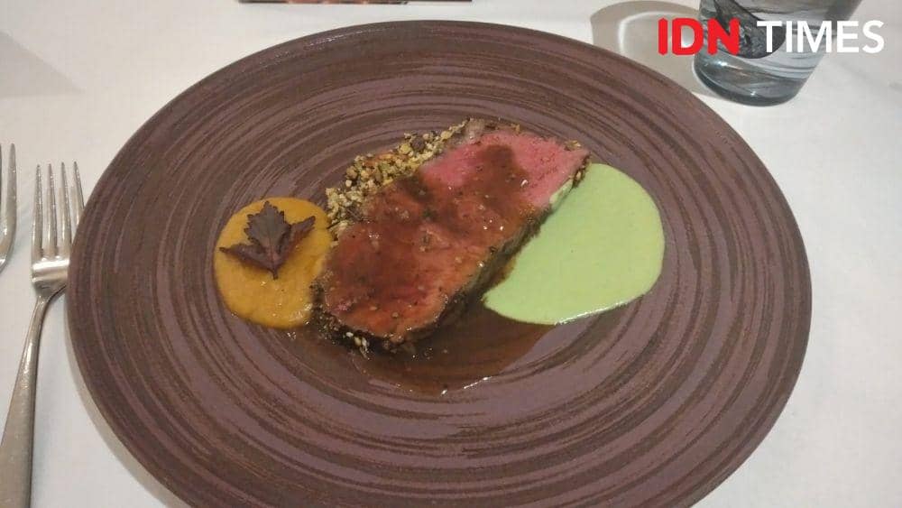 Salah satu menu steak dalam Intimate Dinner Chef Take Over di Pasola, Ritz Carlton, Jakarta Selatan (IDN Times/Dhiya Awlia Azzahra)