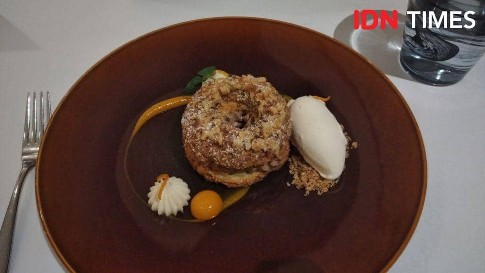 Menu dessert dalam Intimate Dinner Chef Take Over di Pasola, Ritz Carlton, Jakarta Selatan (IDN Times/Dhiya Awlia Azzahra)