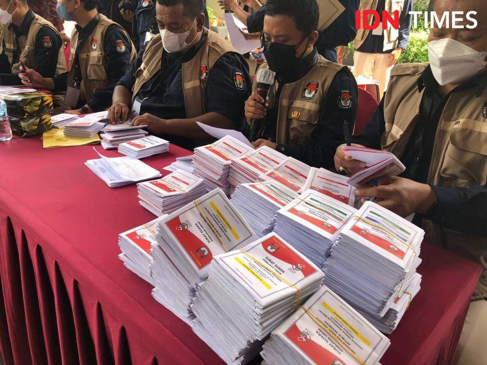 Ketua KPU RI Ilham Saputra melakukan simulasi pencoblosan untuk Pemilu 2024 di Kantor KPU, Jakarta, Selasa (22/3/2022). Rencananya, surat suara untuk Pemilu 2024 hanya berjumlah dua surat suara. (IDN Times/Melani Hermalia Putri)
