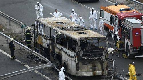 Bus menabrak pagar pembatas lalu terbakar. (rte.ie)
