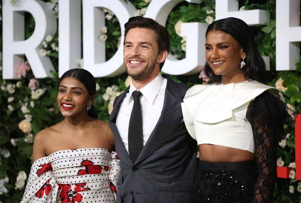 Charithra Chandran, Jonathan Bailey, dan Simone Ashley (Instagram.com/netflix/)