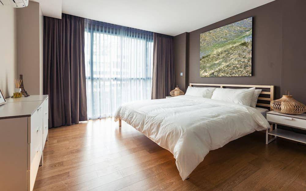 Brown and beige bed room (nybedbugdogs)