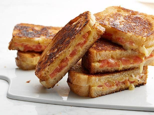 ilustrasi grilled tomato and cheese sandwich (foodnetwork.com/Food Network Kitchen)