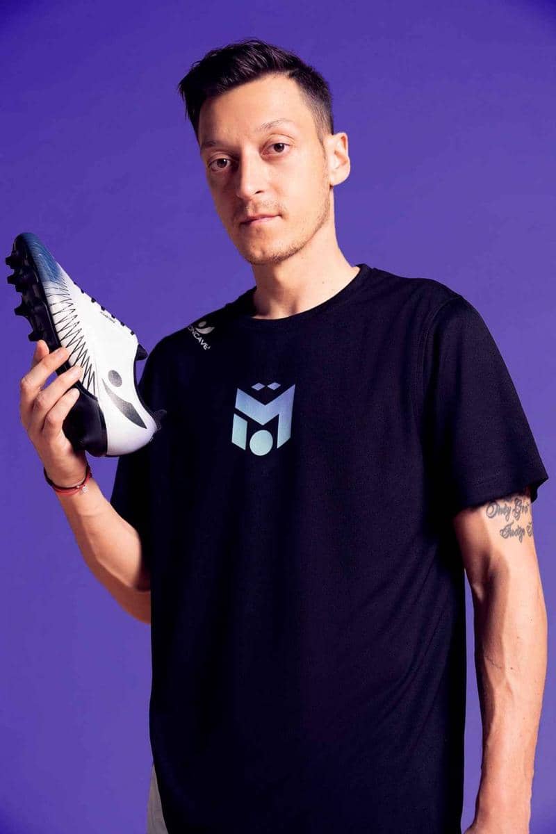 Concave Indonesia meluncurkan koleksi eksklusif M10 "Gradient" kerja sama dengan Mesut Ozil (dok. Concave Indonesia)
