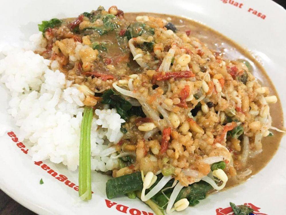 potret nasi pecel SGPC Bu Wiryo (instagram.com/foodventurewithkokoya)