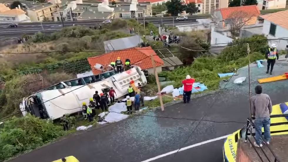 Bus yang membawa turis Jerman jatuh dan terbalik. (theghanareport.com)