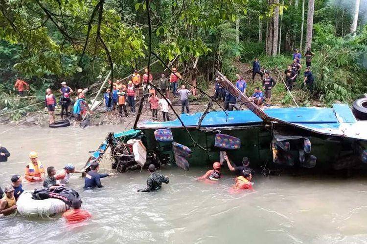 Proses evakuasi korban bus Sriwijaya yang jatuh ke jurang. (Handout/SAR Palembang)