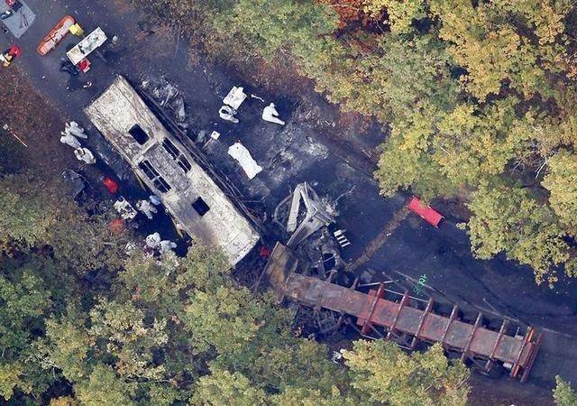 43 orang tewas dalam kecelakaan antara bus dan truk. (Reuters/Regis Duvignau)