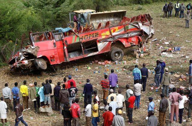 Penyebab kecelakaan adalah pengemudi kehilangan kontrol bus. (reuters.com/Stringer)